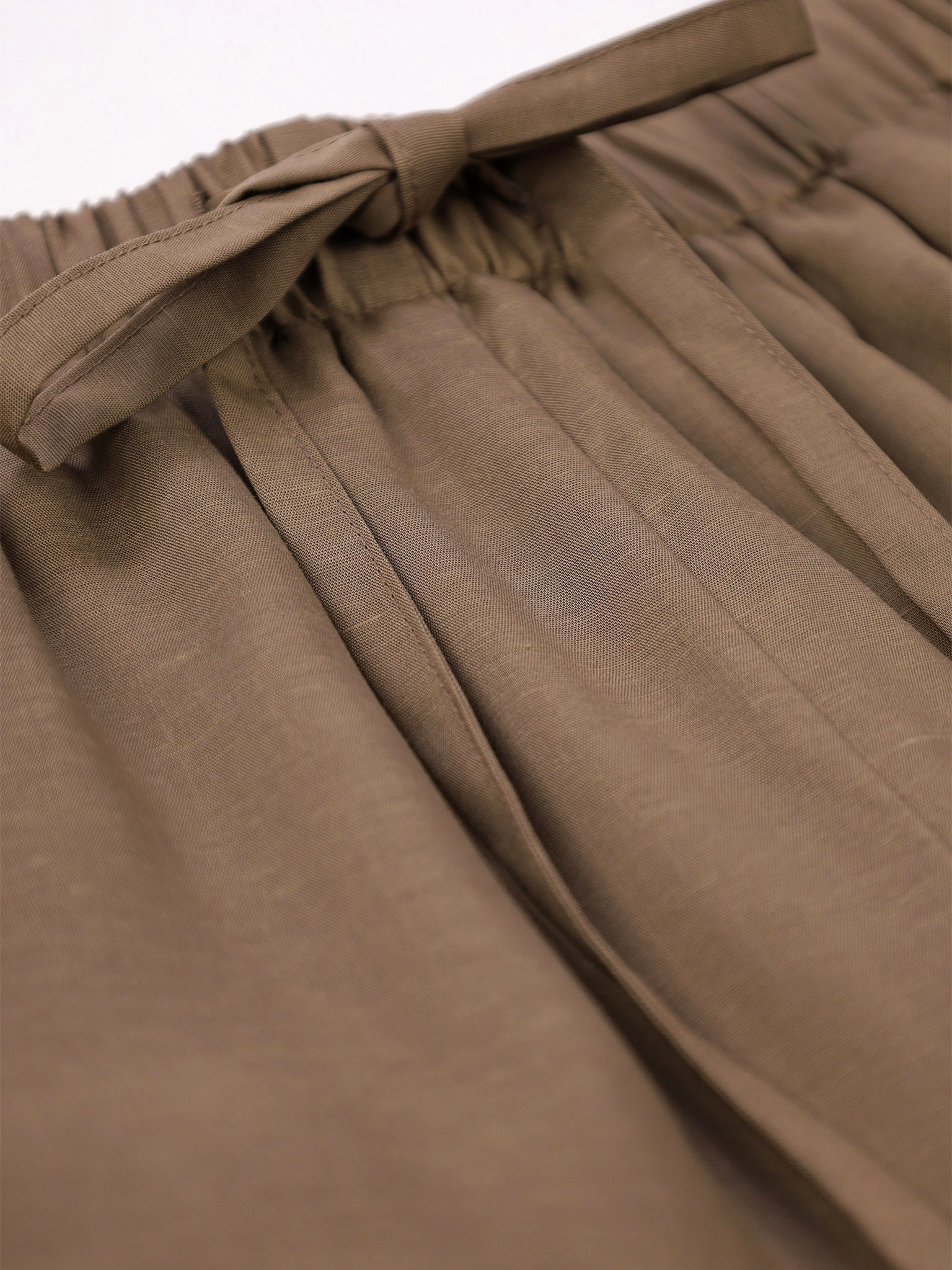 Брюки песочного цвета свободного кроя